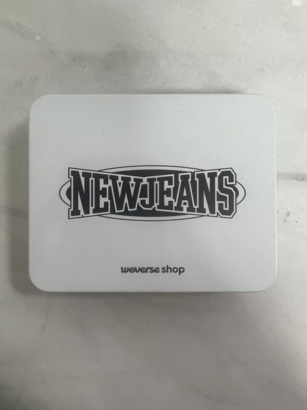 NewJeans: How Sweet: Logo Tin Case-